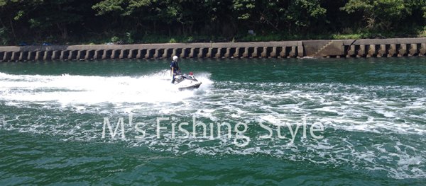 水上バイクに乗る水上警察官