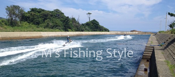 ジェットスキーで海上の安全を守る水上警察官