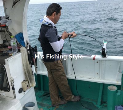 電動リールなら両手で竿をしっかり持てます。